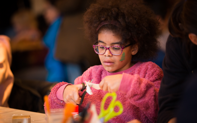 Atelier, créativité, stage, bricolage, jeune public, enfant, jeunesse, origami, danse, mouvement, pliage, centre d'expression et de créativité, CEC, Eden, Centre culturel de Charleroi