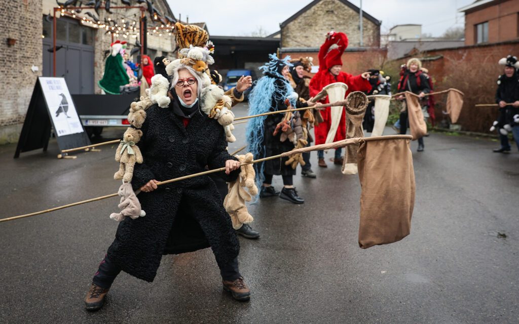 Récolte des Idées Noires, carnaval, corbeau, brulage, Eden Centre culturel de Charleroi © Christophe Vandercam